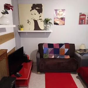 Familial Pour 2,3,4 Personnes De 44m2- Accessible Handic -rez De Chaussee-vues Sur Rue Et Patio Prive - Sejour, Separee-cuisine,salle De Bain,lit Double Et Canape-lit 2pers-entree De La Rue Berzelius-5 Minutes Du Metro Brochant-lig Parigi
